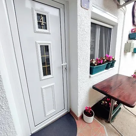 Δωμάτια σε οικογενειακή κατοικία Smestaj Centar Novi Sad,motorcycle Friendly *