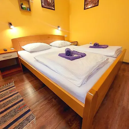 Δωμάτια σε οικογενειακή κατοικία Smestaj Centar Novi Sad,motorcycle Friendly