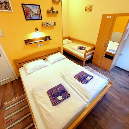 Δωμάτια σε οικογενειακή κατοικία Smestaj Centar Novi Sad,motorcycle Friendly Νόβι Σαντ