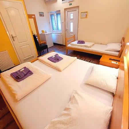 Smestaj Centar Novi Sad,motorcycle Friendly Δωμάτια σε οικογενειακή κατοικία