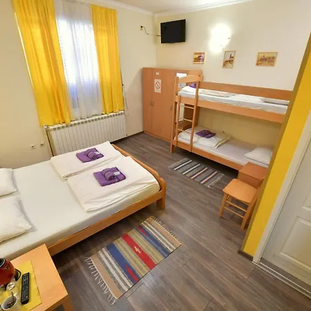 Δωμάτια σε οικογενειακή κατοικία Smestaj Centar Novi Sad,motorcycle Friendly