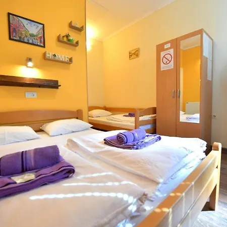 Δωμάτια σε οικογενειακή κατοικία Smestaj Centar Novi Sad,motorcycle Friendly