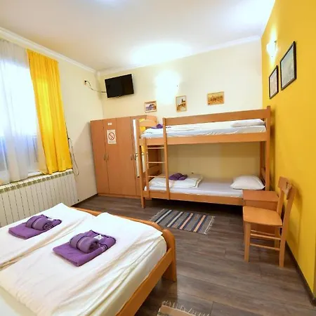 Smestaj Centar Novi Sad,motorcycle Friendly Δωμάτια σε οικογενειακή κατοικία