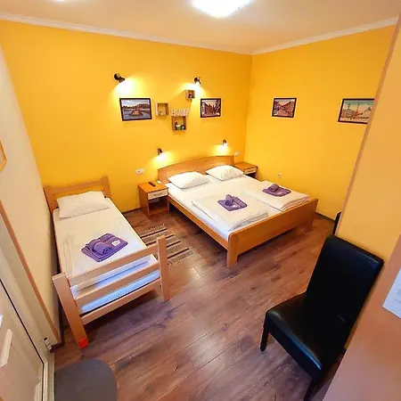 Smestaj Centar Novi Sad,motorcycle Friendly Δωμάτια σε οικογενειακή κατοικία *