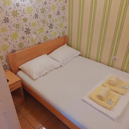 Δωμάτια σε οικογενειακή κατοικία Smestaj Centar Novi Sad,motorcycle Friendly