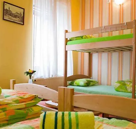 Δωμάτια σε οικογενειακή κατοικία Smestaj Centar Novi Sad,motorcycle Friendly