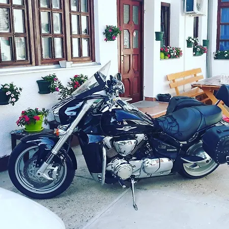 Δωμάτια σε οικογενειακή κατοικία Smestaj Centar Novi Sad,motorcycle Friendly *