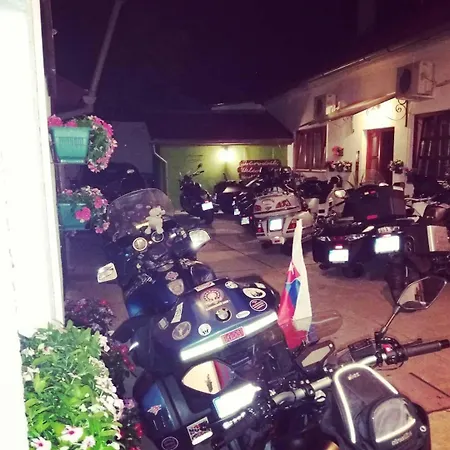 Homestay Smestaj Centar Novi Sad,motorcycle Friendly *