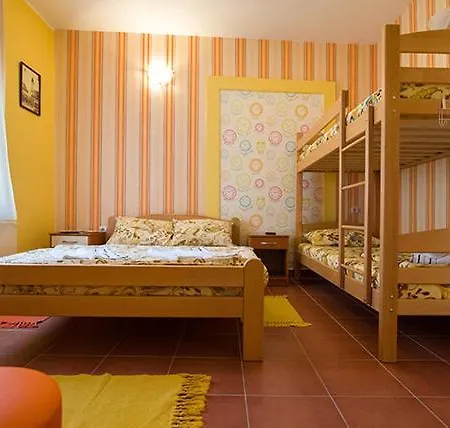 Δωμάτια σε οικογενειακή κατοικία Smestaj Centar Novi Sad,motorcycle Friendly